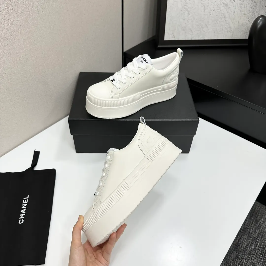 👟👟Ex-factory price 560👟👟Chanel Panda Shoes! 2025 counter's top casual sports shoes. This classic design; the upper is electro-embroidered with a variety of techniques; the outsole is fashionable and sporty; the unusual inclusion of a variety of color matching elements... The diversified mix and match is very good-looking and versatile, and can be used for leisure, fashion, sports, and outdoor... ꫛꫀꪝ Go➫ Materials: ❶Upper made of: original imported first-layer silk cowhide + original waterproof cloth + original first-layer cowhide ❷Inner lining: Breathable mesh ❸ Outsole based on: original TPU combination outsole, full set of boutique packaging for women 35–41